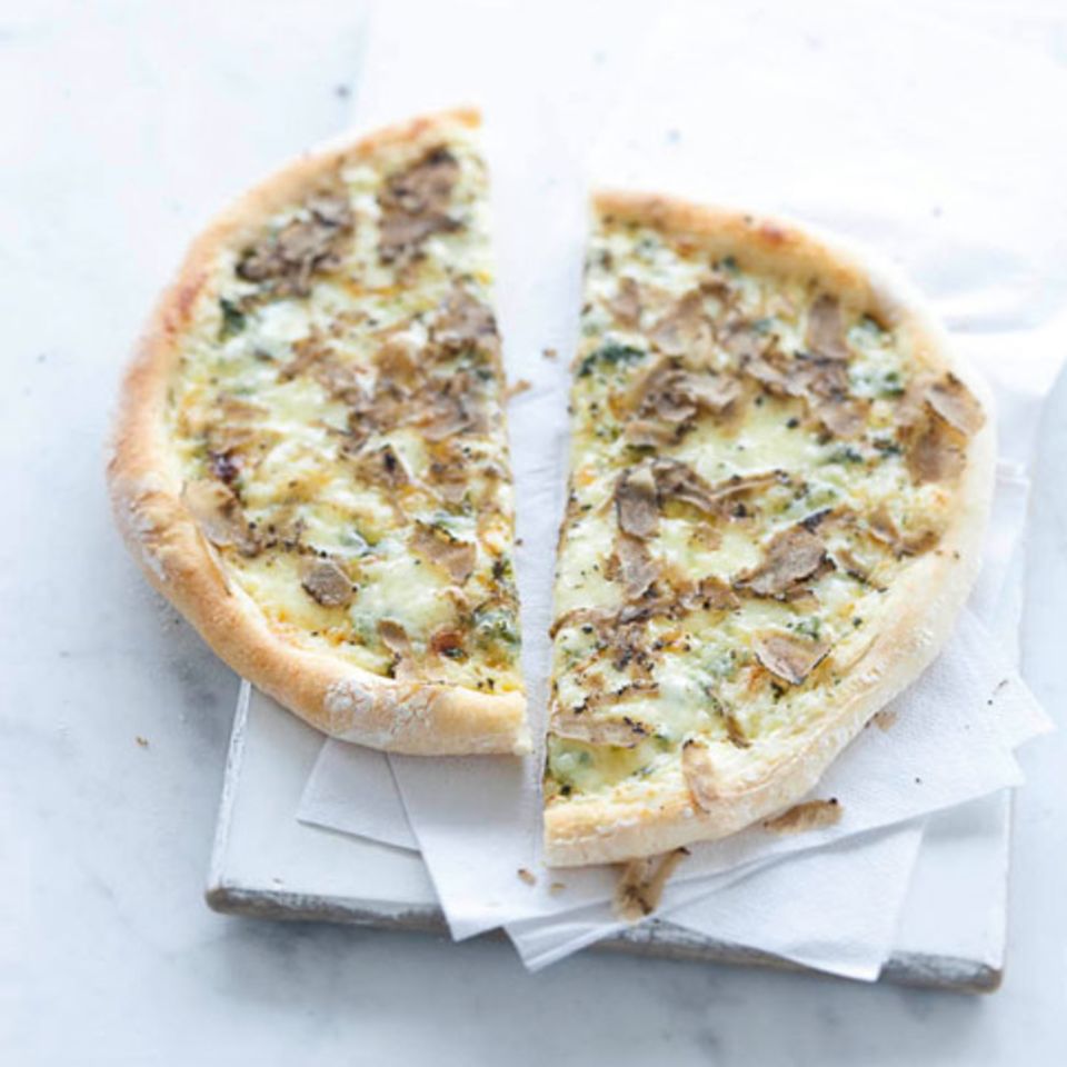 Pizza mit Fontina und Trüffel