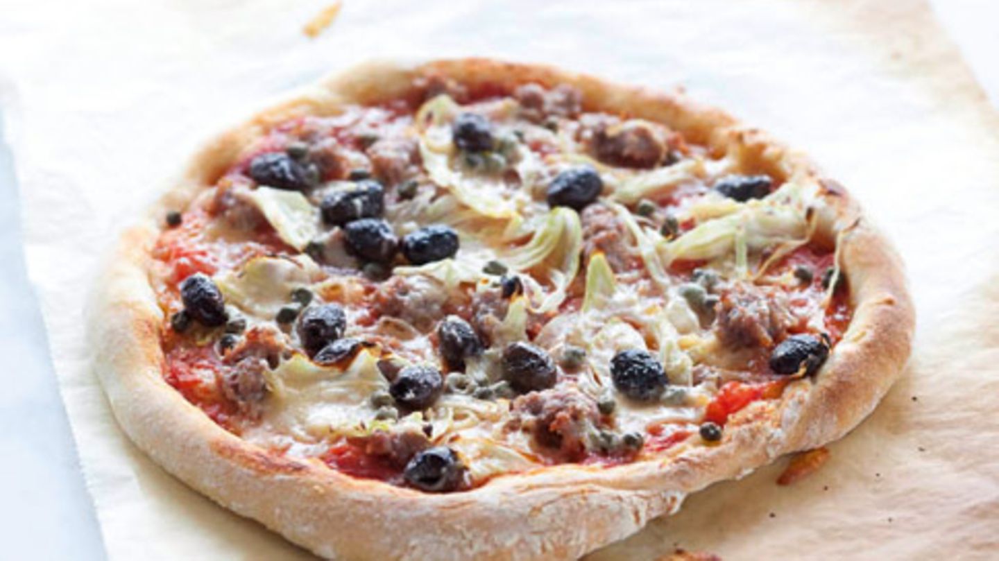 Pizza mit Salsiccia und Fenchel Rezept