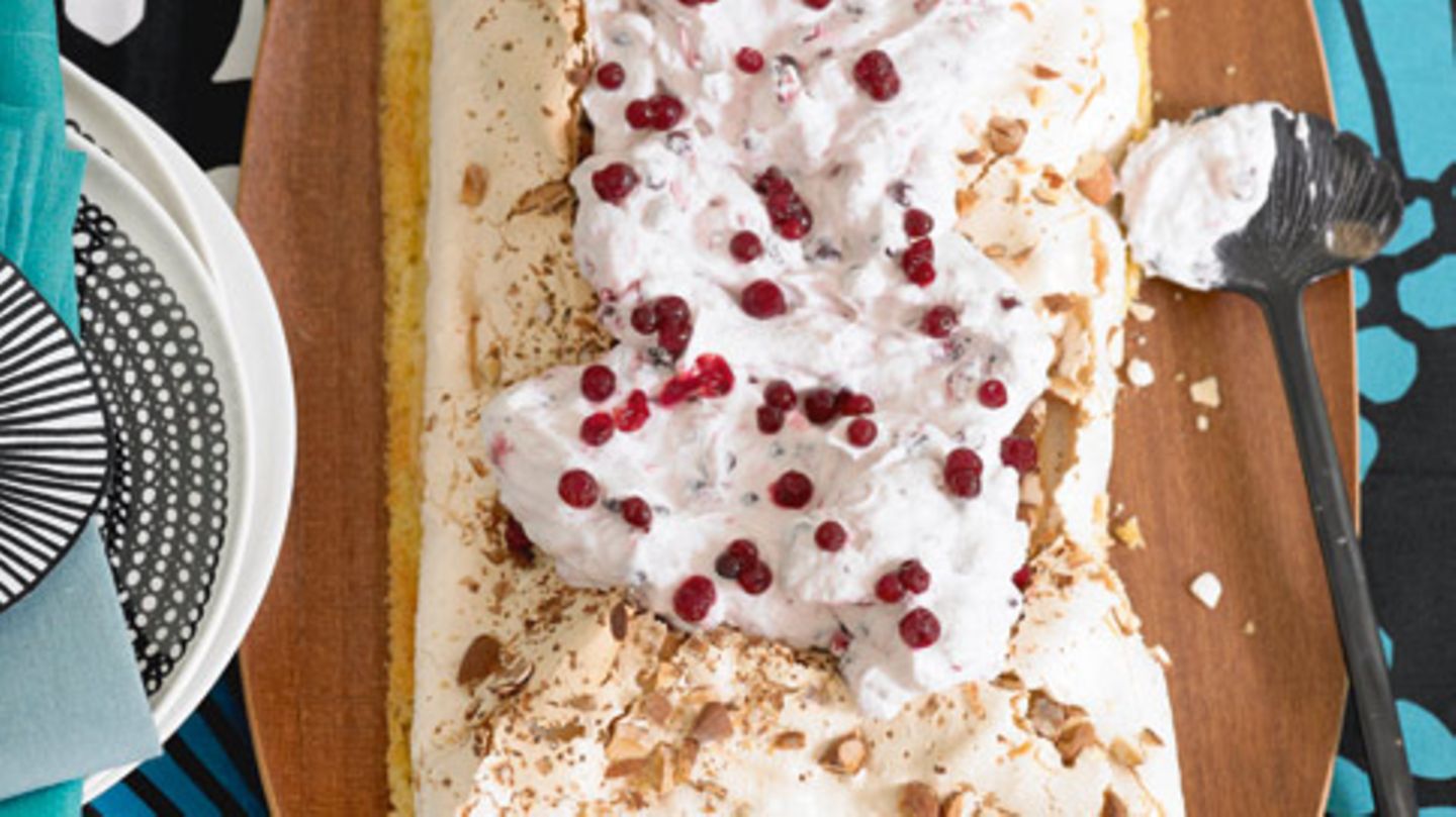 Preiselbeersahne auf Mandelbaiser-Kuchen Rezept
