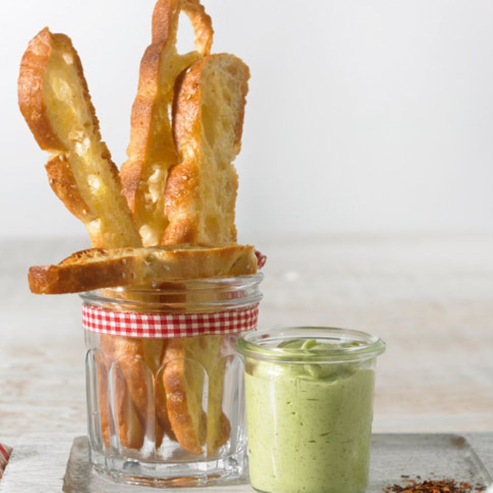Flat chips with avocado sauce