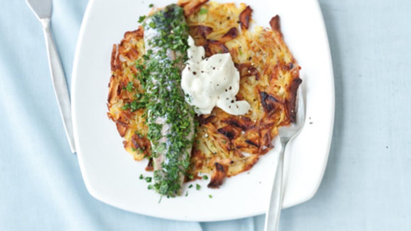 Kräutermatjes mit Apfel-Kartoffel-Rösti Rezept