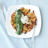 Kräutermatjes mit Apfel-Kartoffel-Rösti