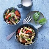 Sedani mit Mozzarella-Sauce und Tomaten