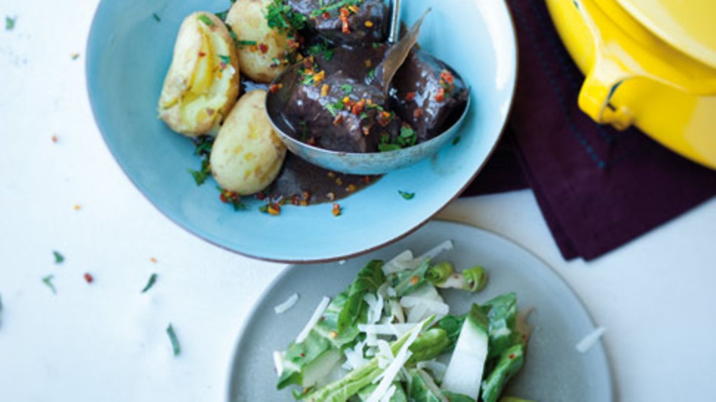 Rindergulasch mit Mangoldsalat Rezept