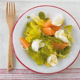 Grüner Salat mit Mozzarella