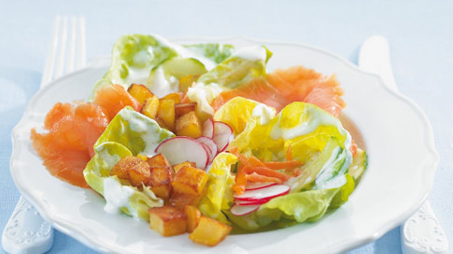 Kopfsalat mit Kartoffeln und Lachs Rezept