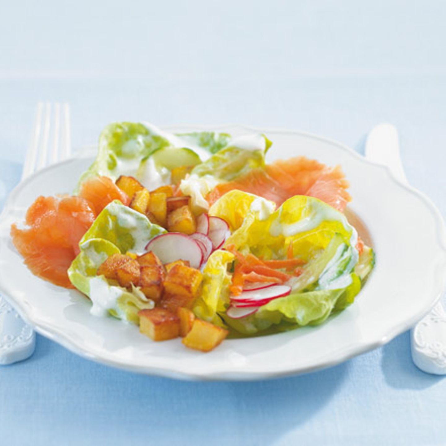 Kopfsalat mit Kartoffeln und Lachs