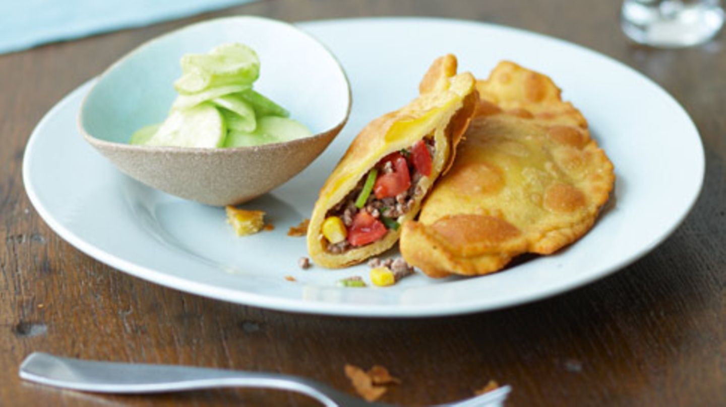 Gebackene Maisfladen mit Hackfüllung und Gurkensalat Rezept