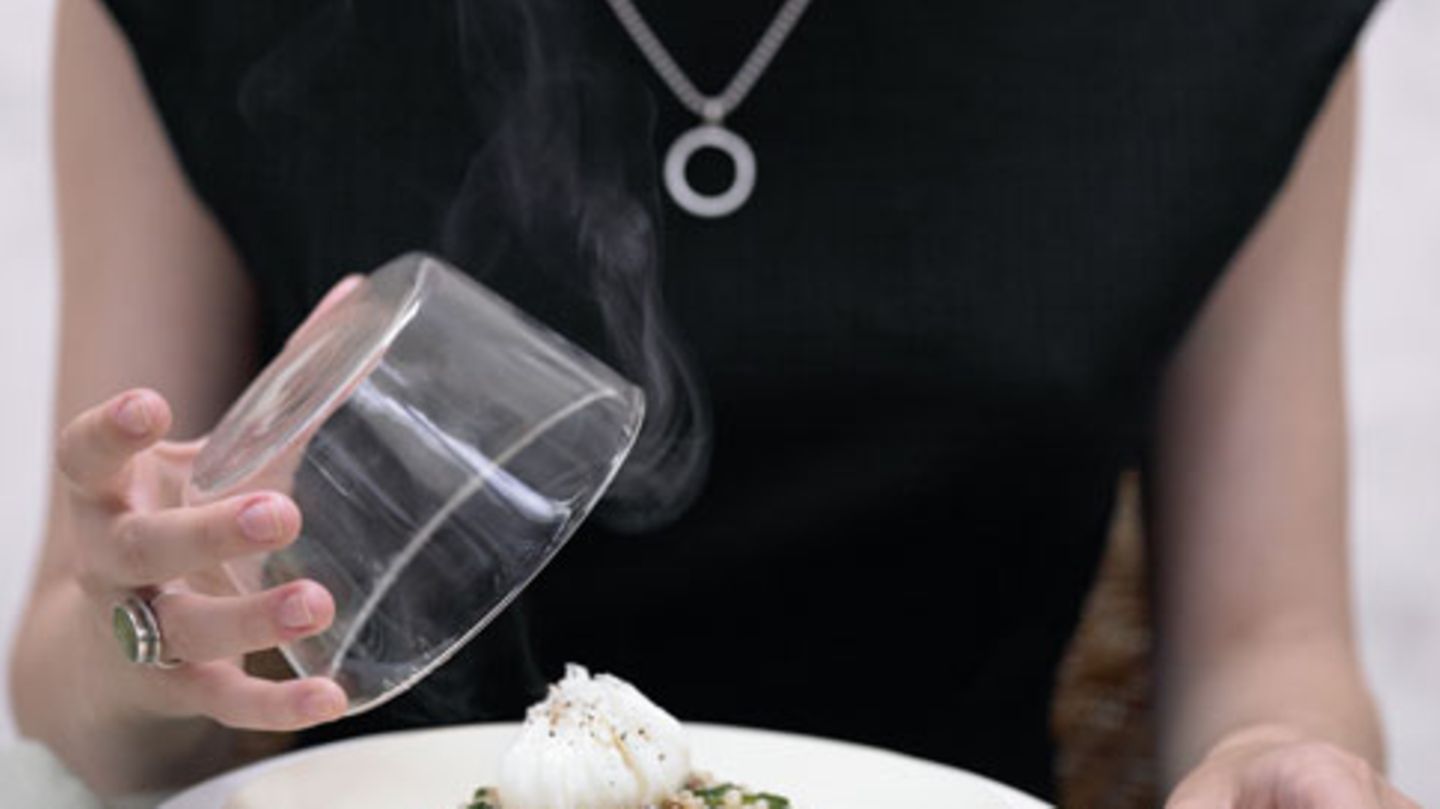 Spinat-Graupen-Risotto mit pochiertem Ei aus dem Gewürzrauch Rezept