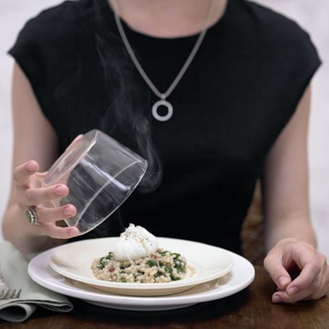 Spinat-Graupen-Risotto mit pochiertem Ei aus dem Gewürzrauch