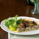 Pilztarte mit Feldsalat