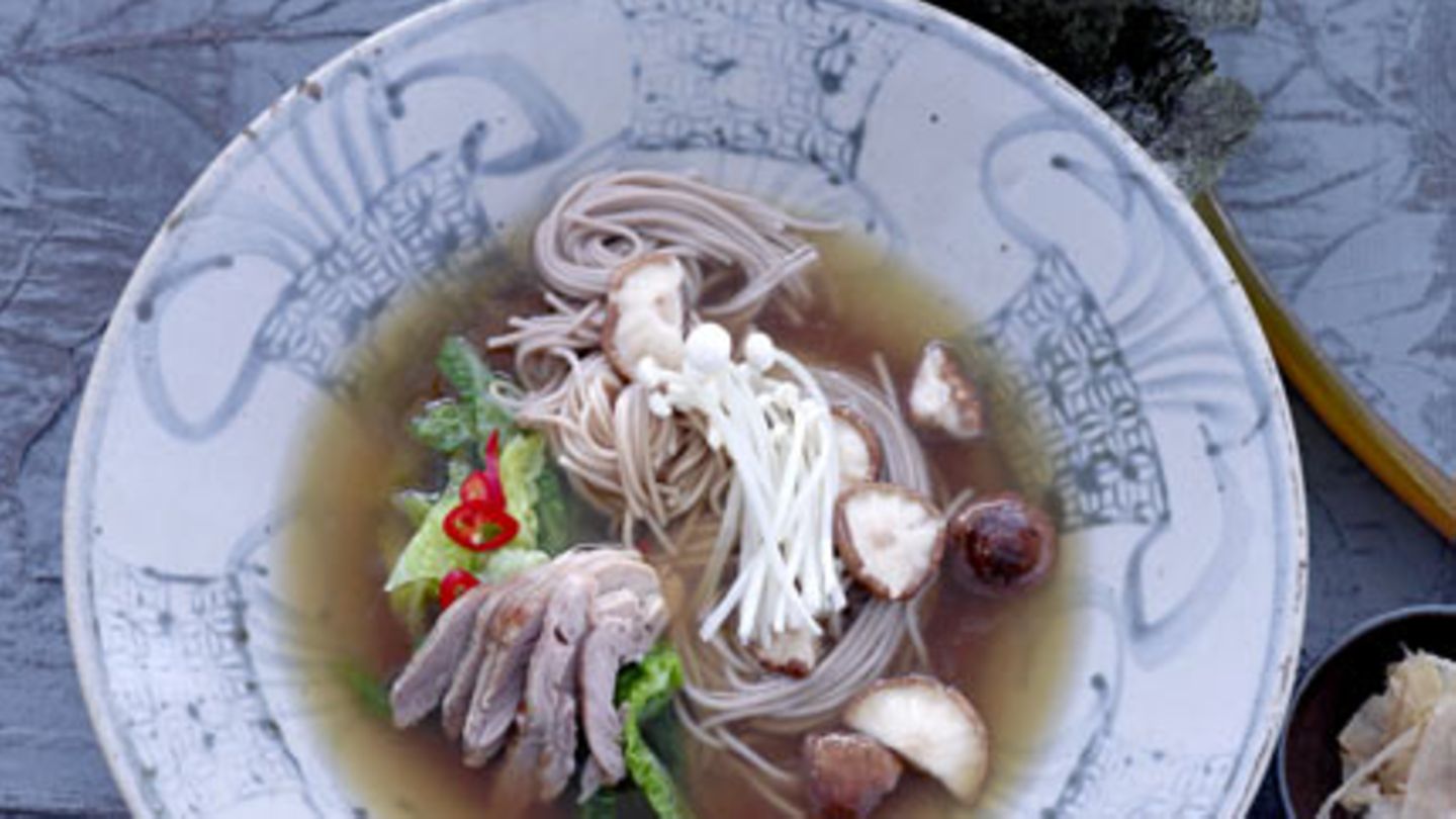 Enten-Eintopf mit Sobanudeln und Wirsing Rezept
