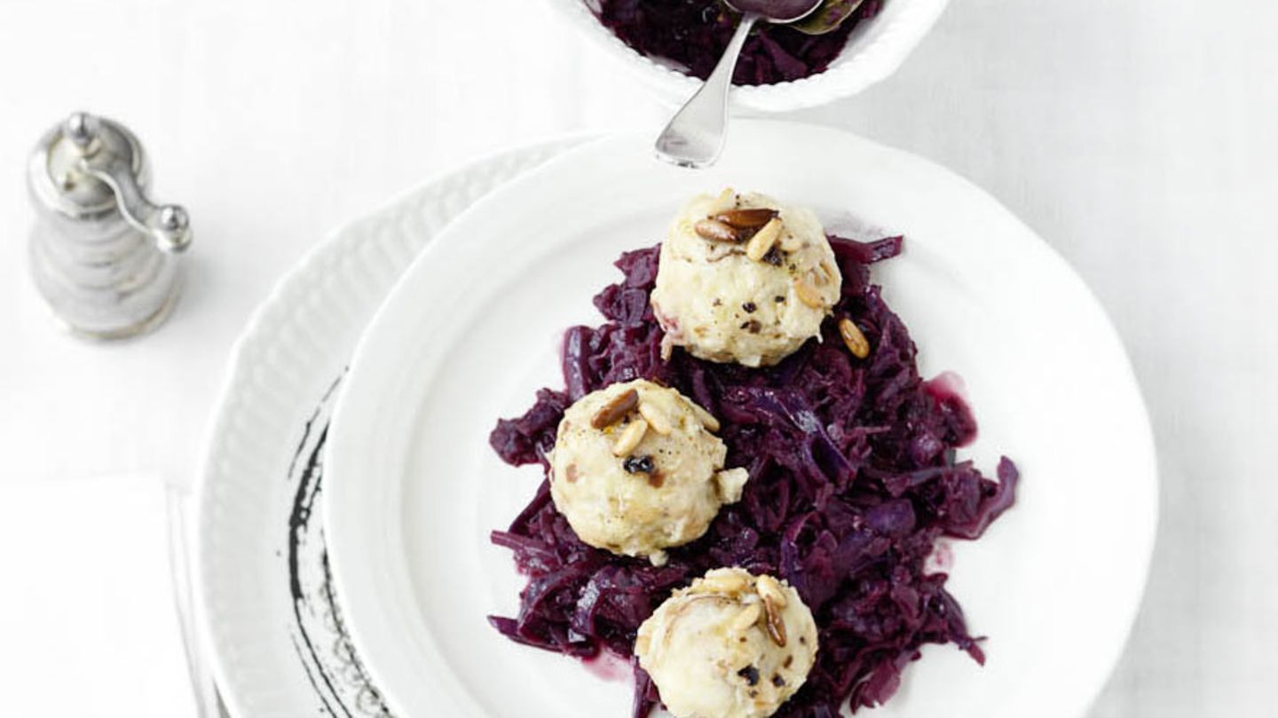 Semmel-Käse-Knödel auf Rote-Bete-Rotkraut Rezept