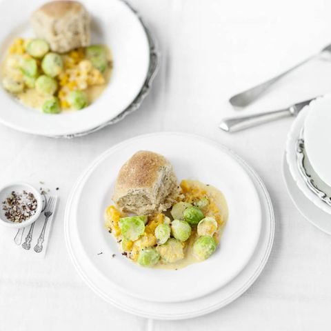 Pikante Rohrnudeln mit Rosenkohl-Kürbis-Gemüse