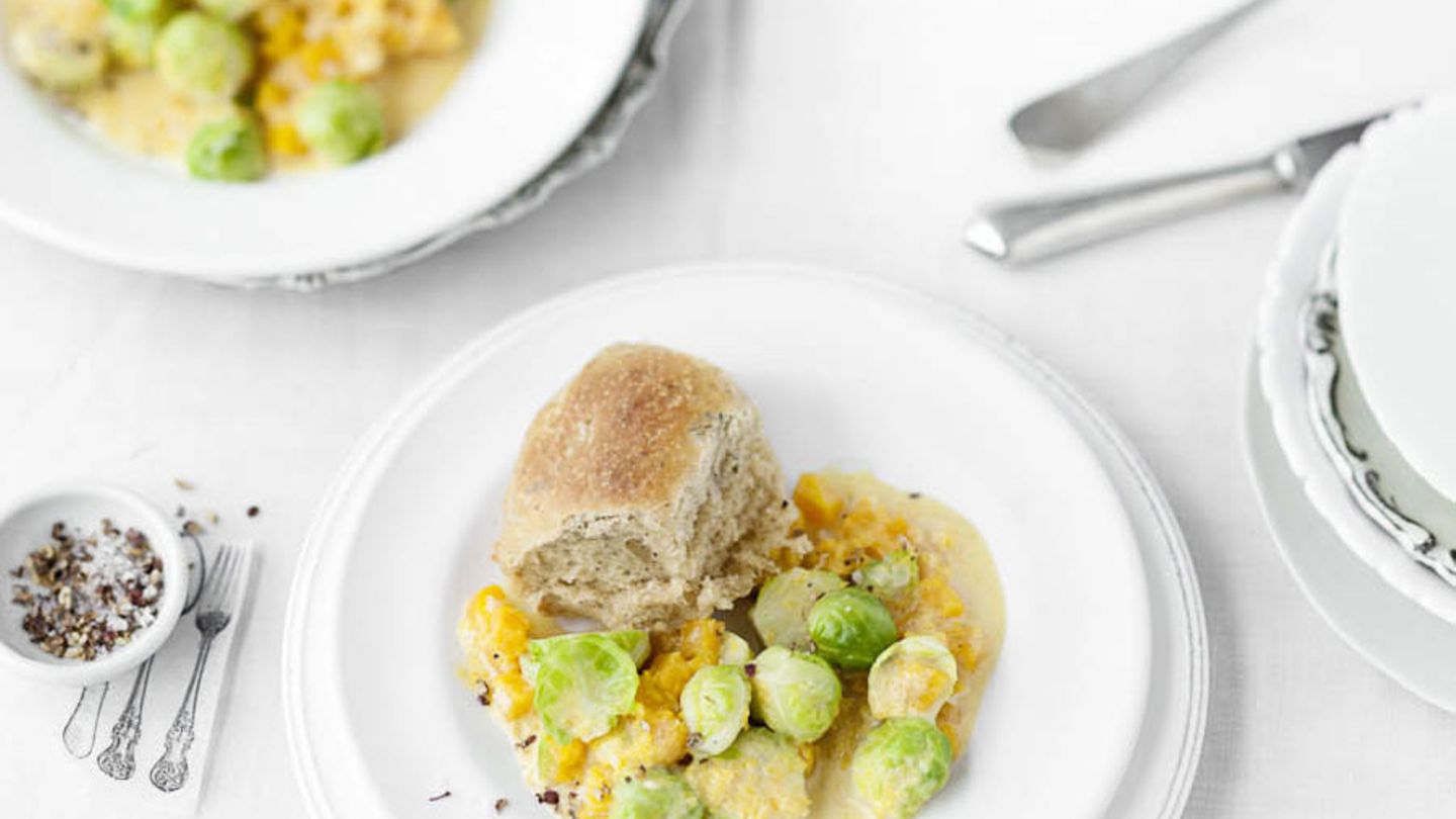 Pikante Rohrnudeln mit Rosenkohl-Kürbis-Gemüse Rezept