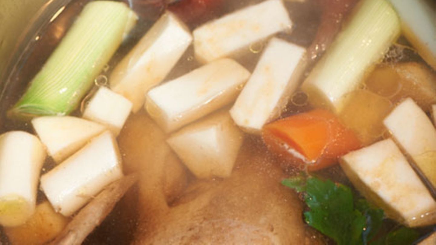 Grundrezept Hühnerbrühe Rezept