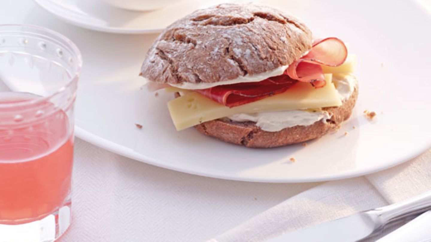 Walnuss-Vinschgauer mit Käse und Speck Rezept