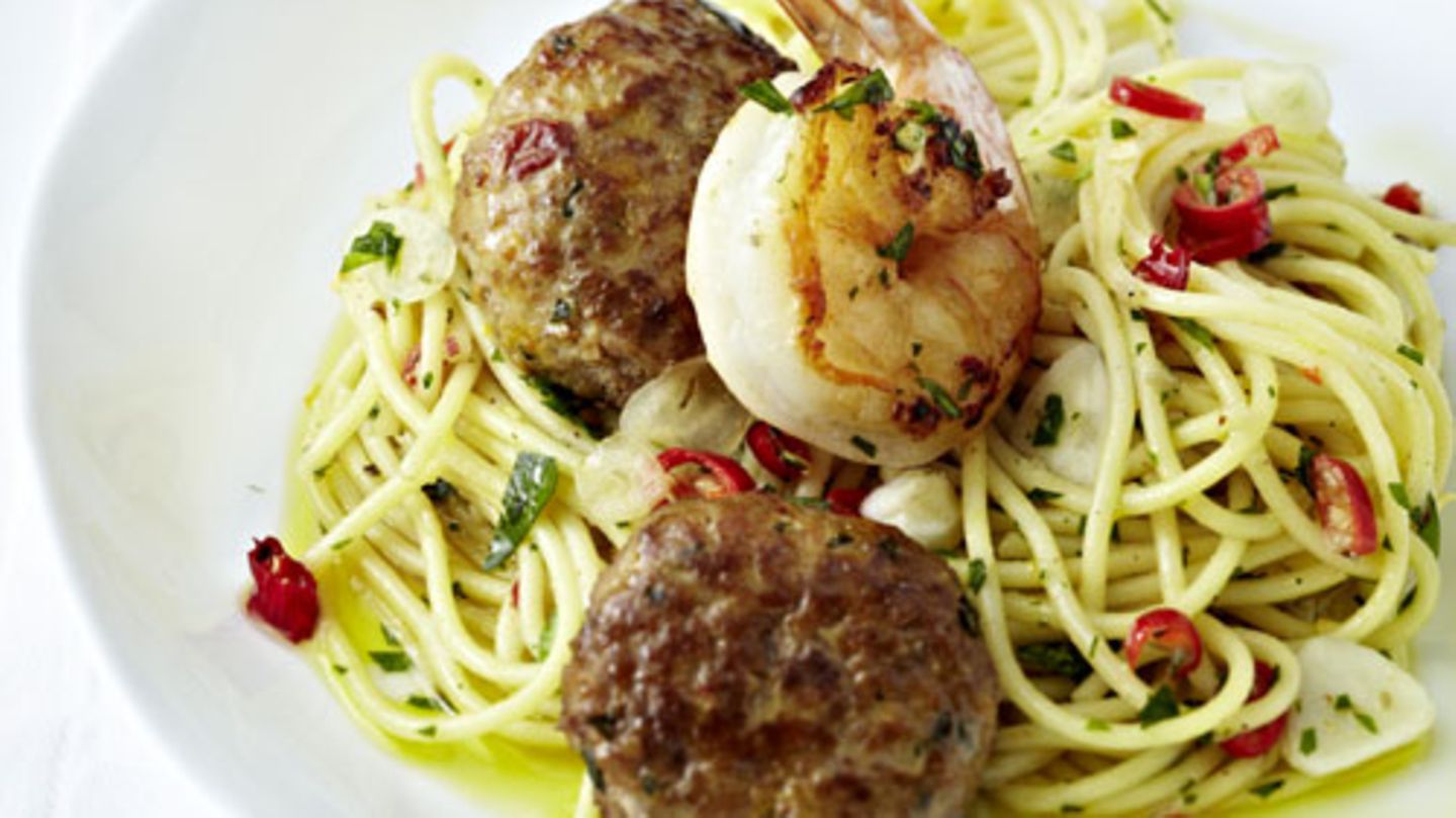 Spaghetti Aglio Olio mit Hack-Bällchen und Garnelen Rezept ...