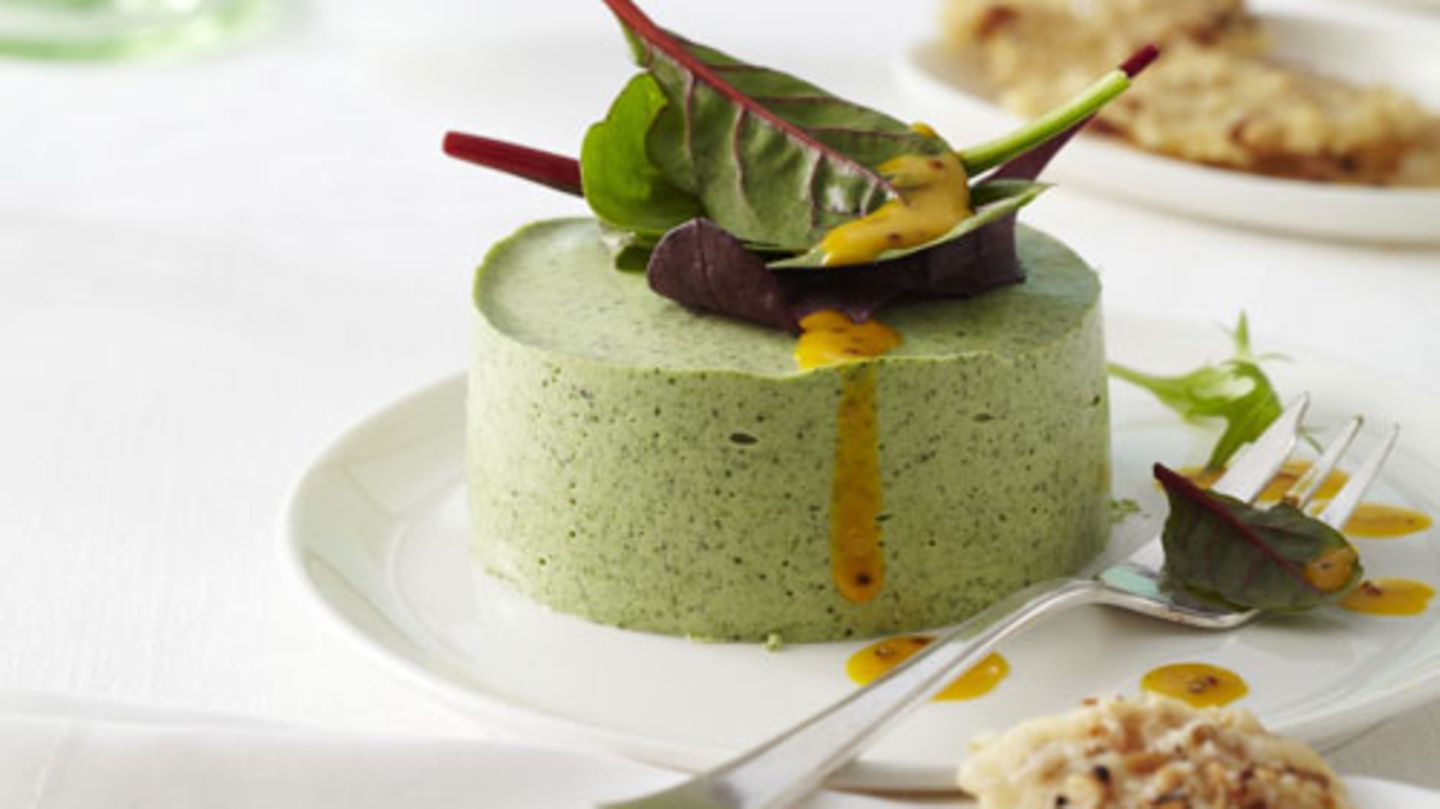 Brunnenkresse-Mousse mit Salat und Käsewaffeln Rezept - [ESSEN UND TRINKEN]
