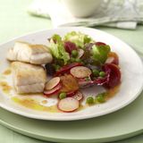 Bataviasalat mit Erbsen-Hollandaise und Zander