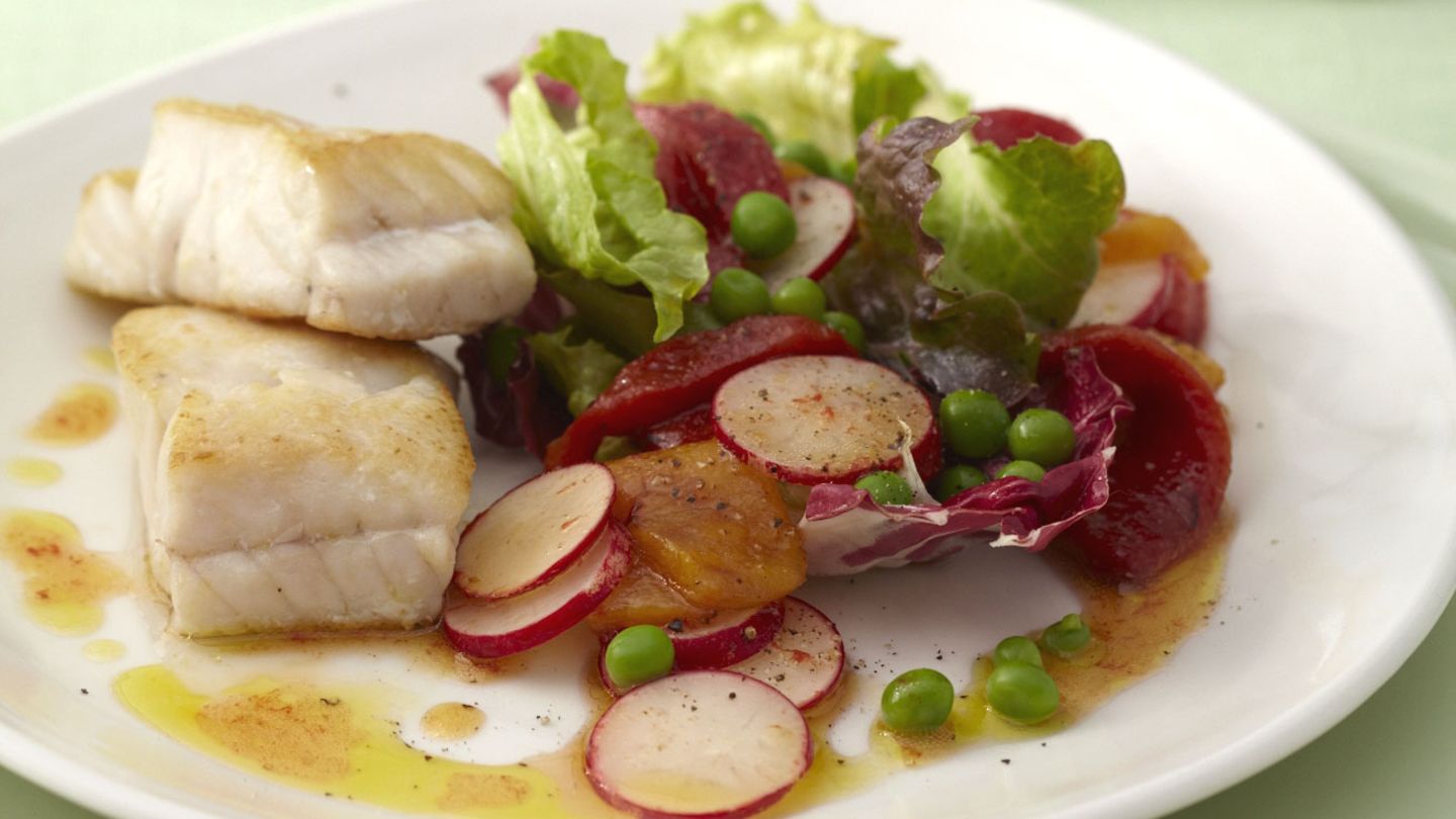 Bataviasalat mit Erbsen-Hollandaise und Zander Rezept