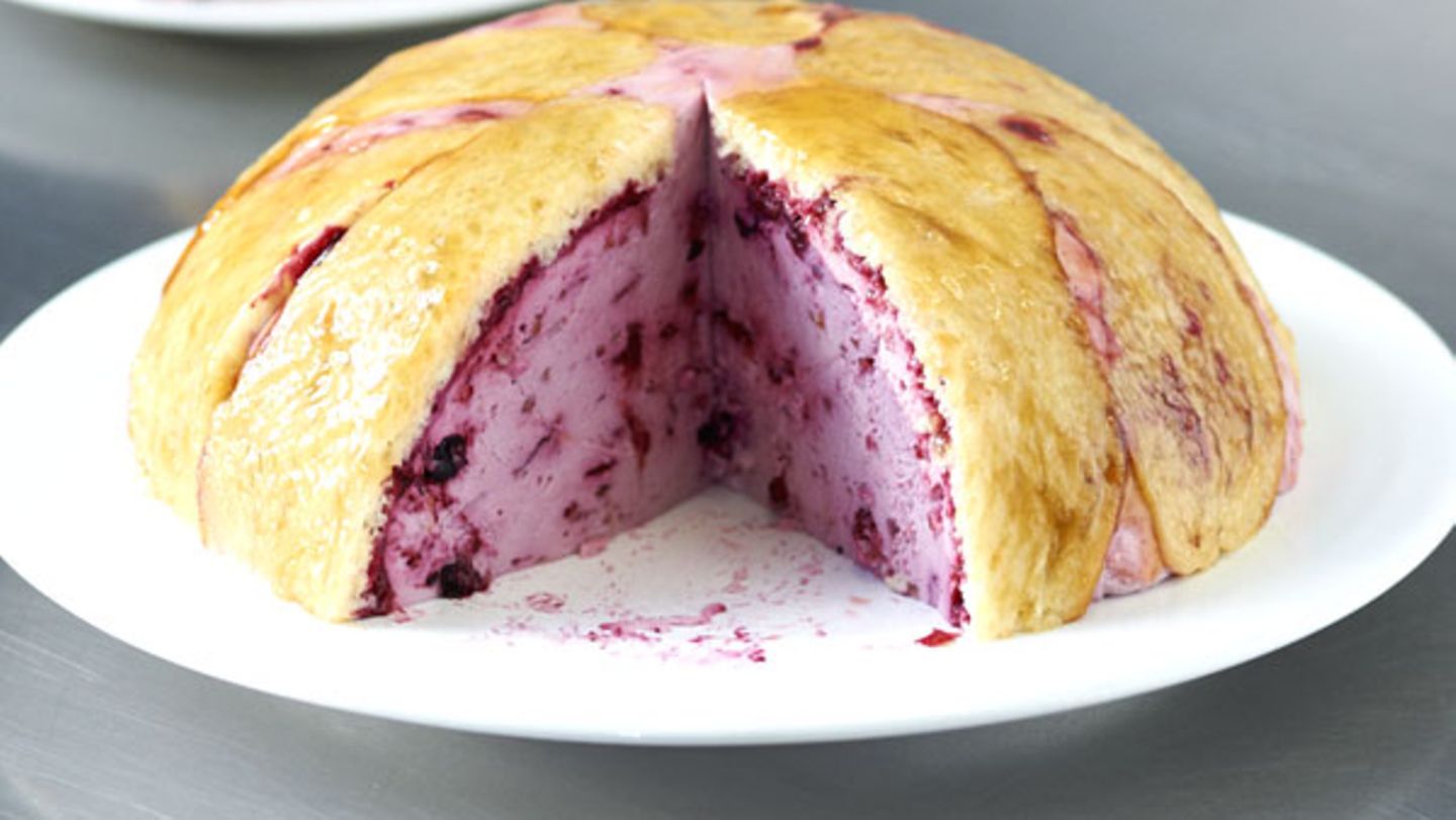 Hefezopf-Charlotte mit Beeren-Quark-Mousse Rezept
