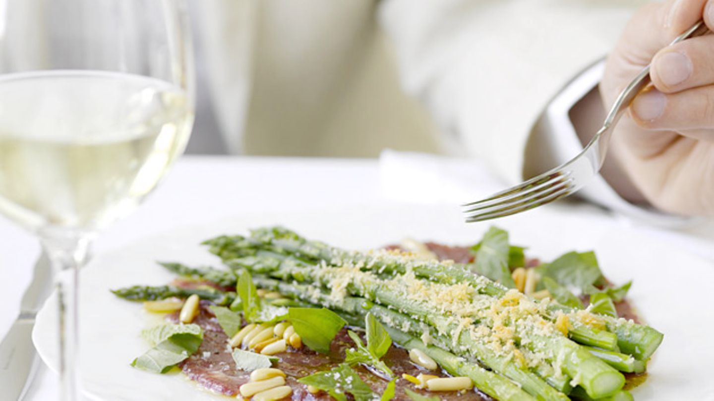 Gratinierter Spargel mit Carpaccio Rezept