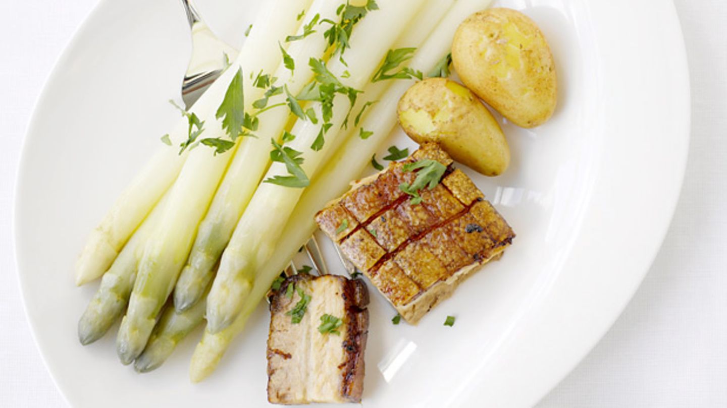 Spargel mit Schweinebauch und spanischer Sauce Rezept - [ESSEN UND TRINKEN]