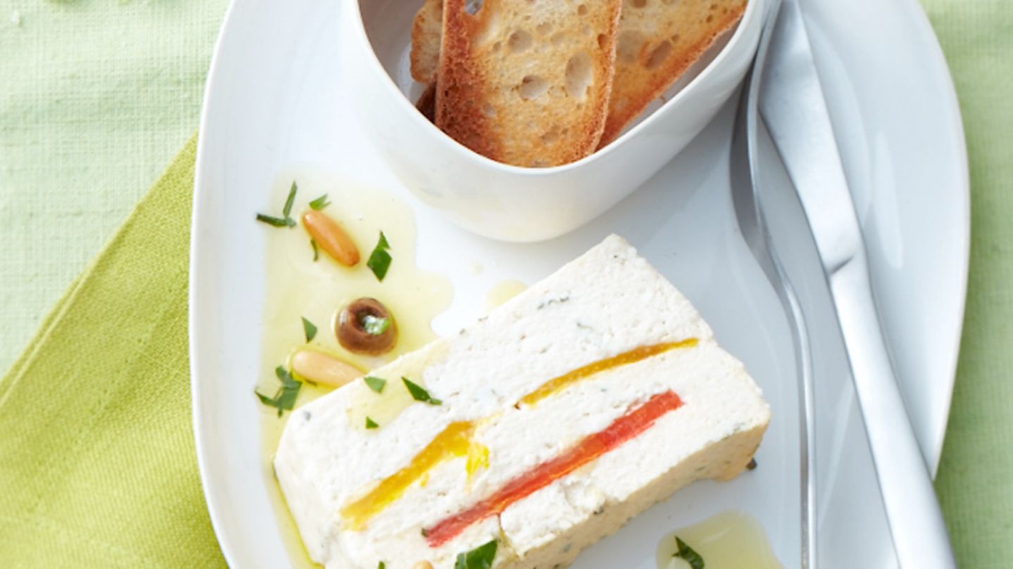 Ricotta-Paprika-Terrine mit Oliven-Vinaigrette Rezept