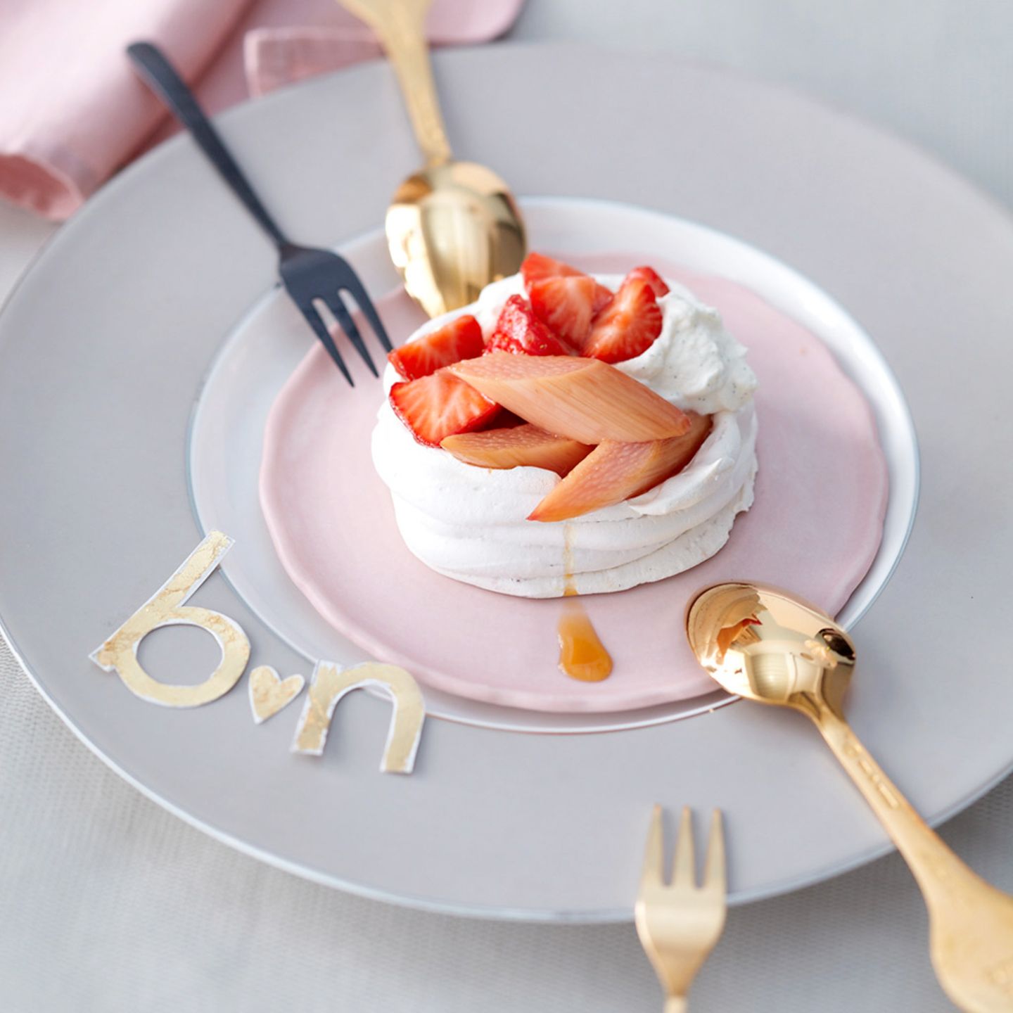 Pavlova mit Rhabarber und Erdbeeren