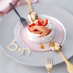 Pavlova mit Rhabarber und Erdbeeren