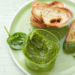 Crostini mit Spinat-Pesto