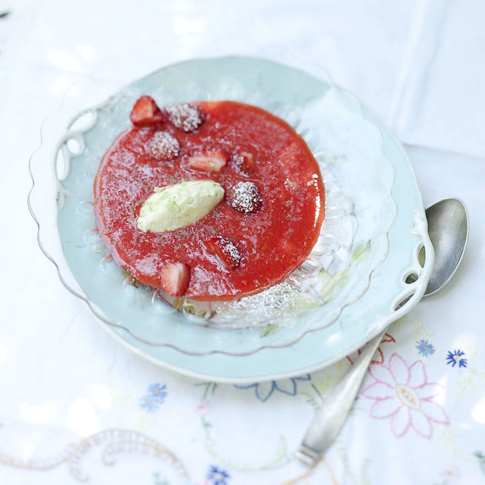 Erdbeerkaltschale mit Limetten-Quarknocken