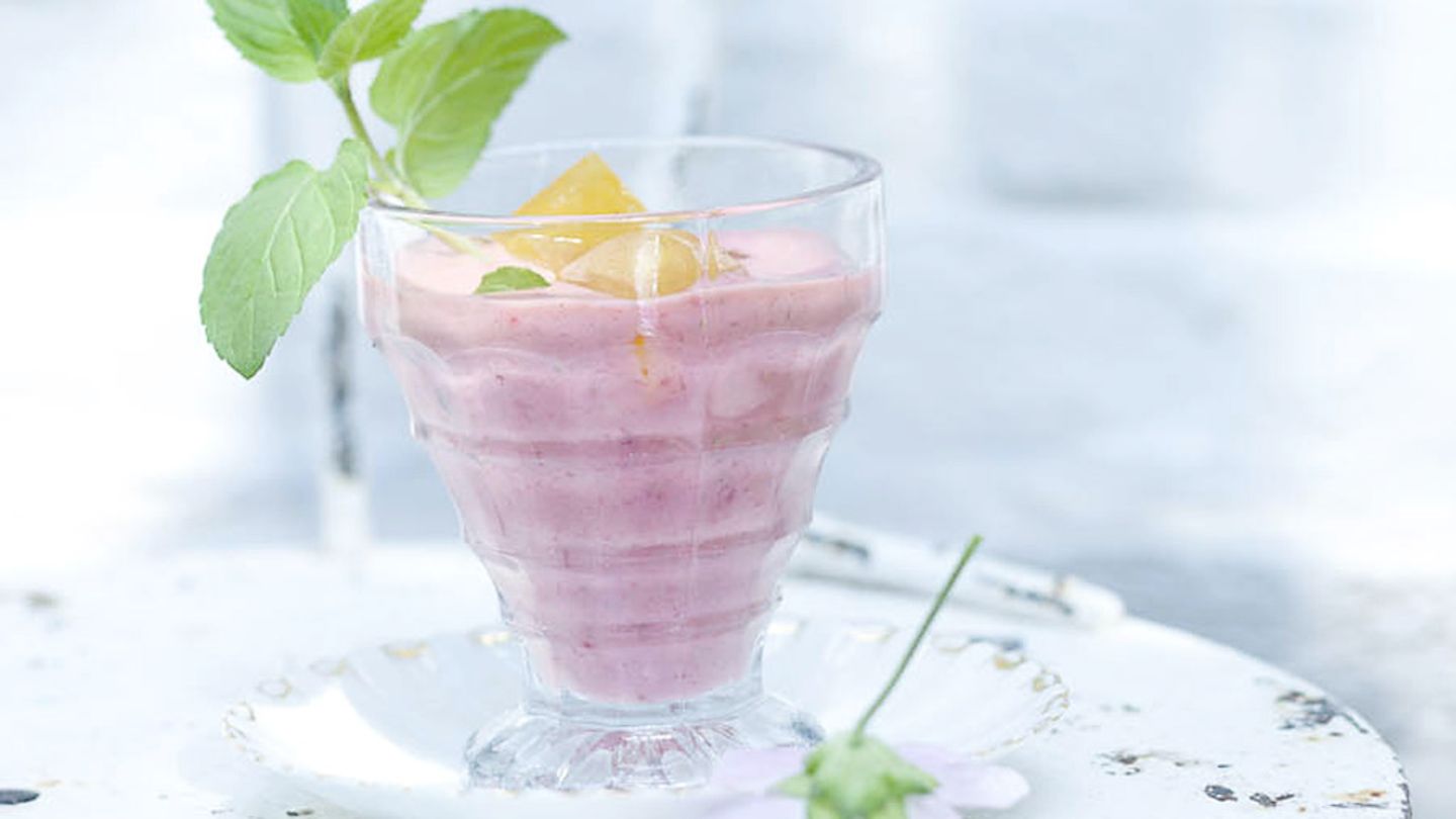 Erdbeer-Lassi mit Zitronengras-Eiswürfeln Rezept
