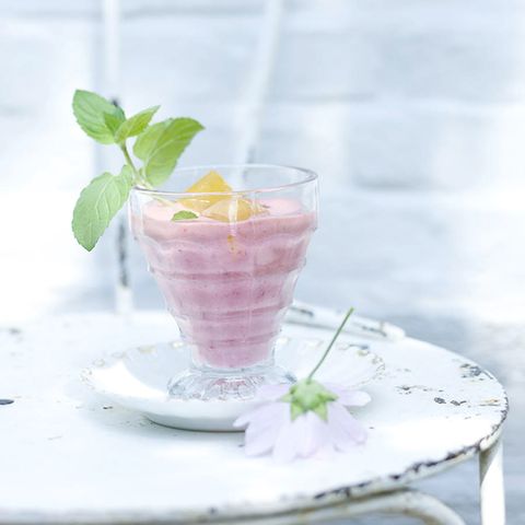 Erdbeer-Lassi mit Zitronengras-Eiswürfeln