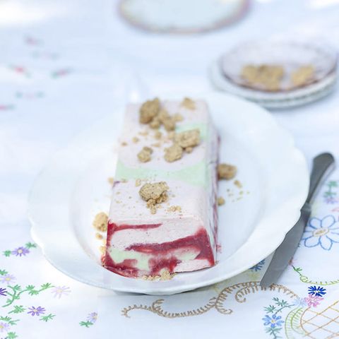 Erdbeer-Avocado-Parfait mit Rosmarin-Crumble