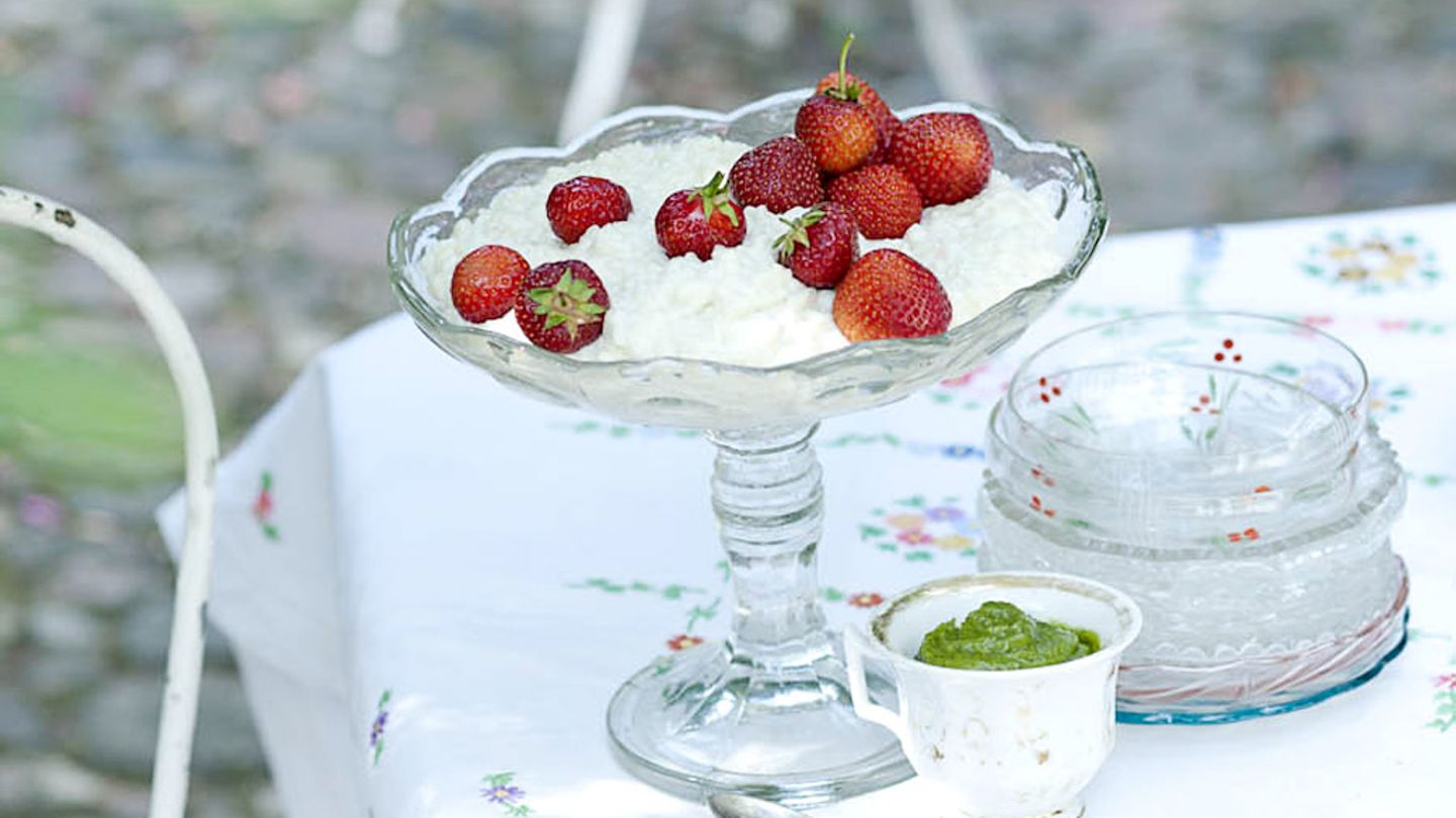 Erdbeeren mit Milchreis und Pistazien-Minz-Pesto Rezept