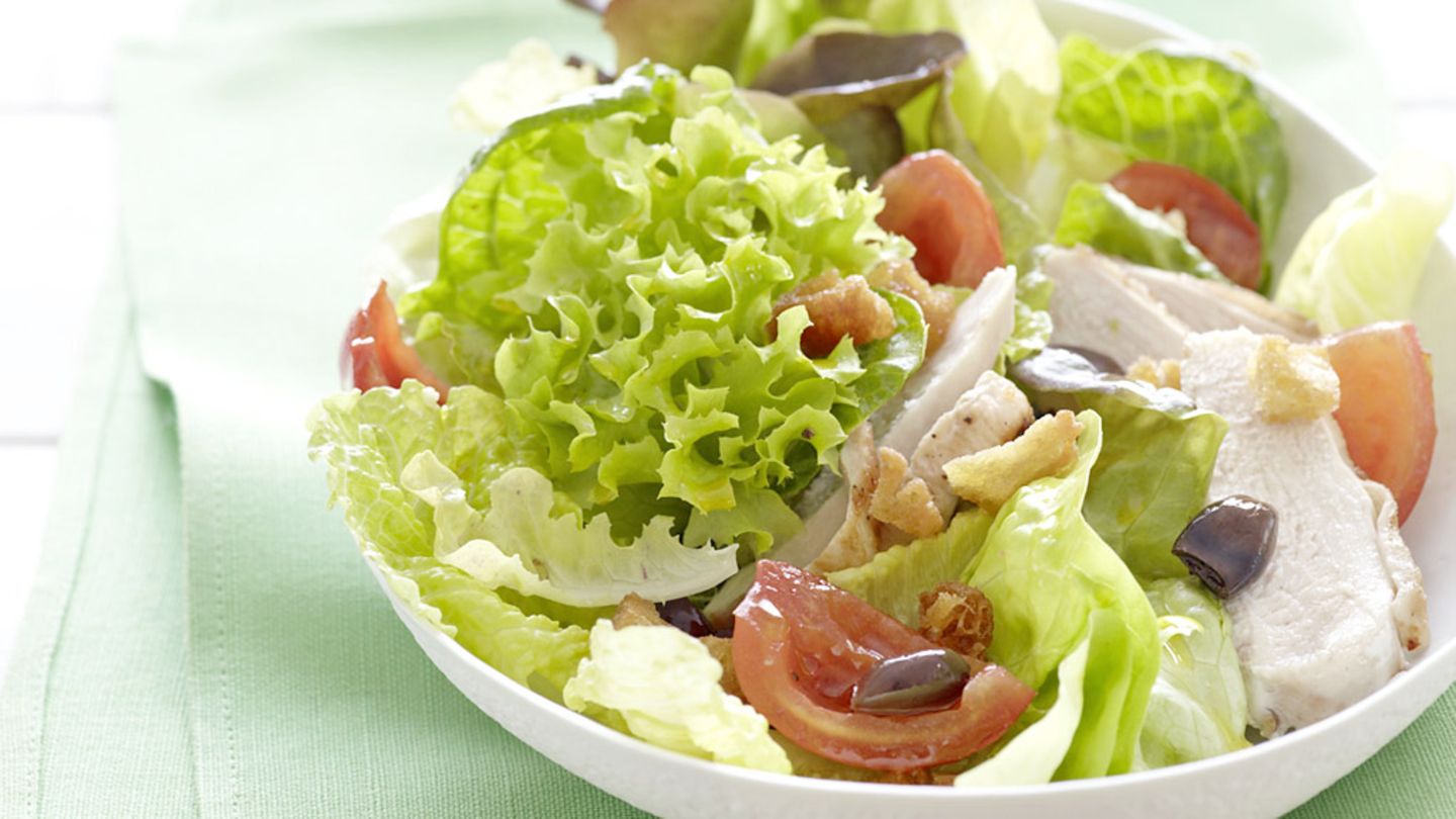 Blattsalate mit Hähnchen und Tomaten Rezept