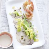 Kalbfleisch mit Thunfisch-Sauce und Garnelen