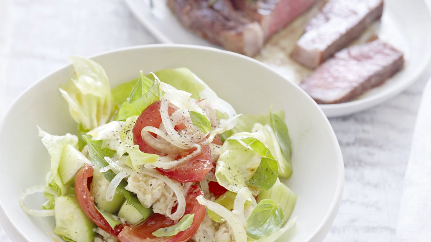 Toskanischer Brotsalat mit Kopfsalat und Schmortomaten Rezept