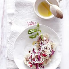 Semmelknödel-Salat mit Liebstöckel und Radieschen