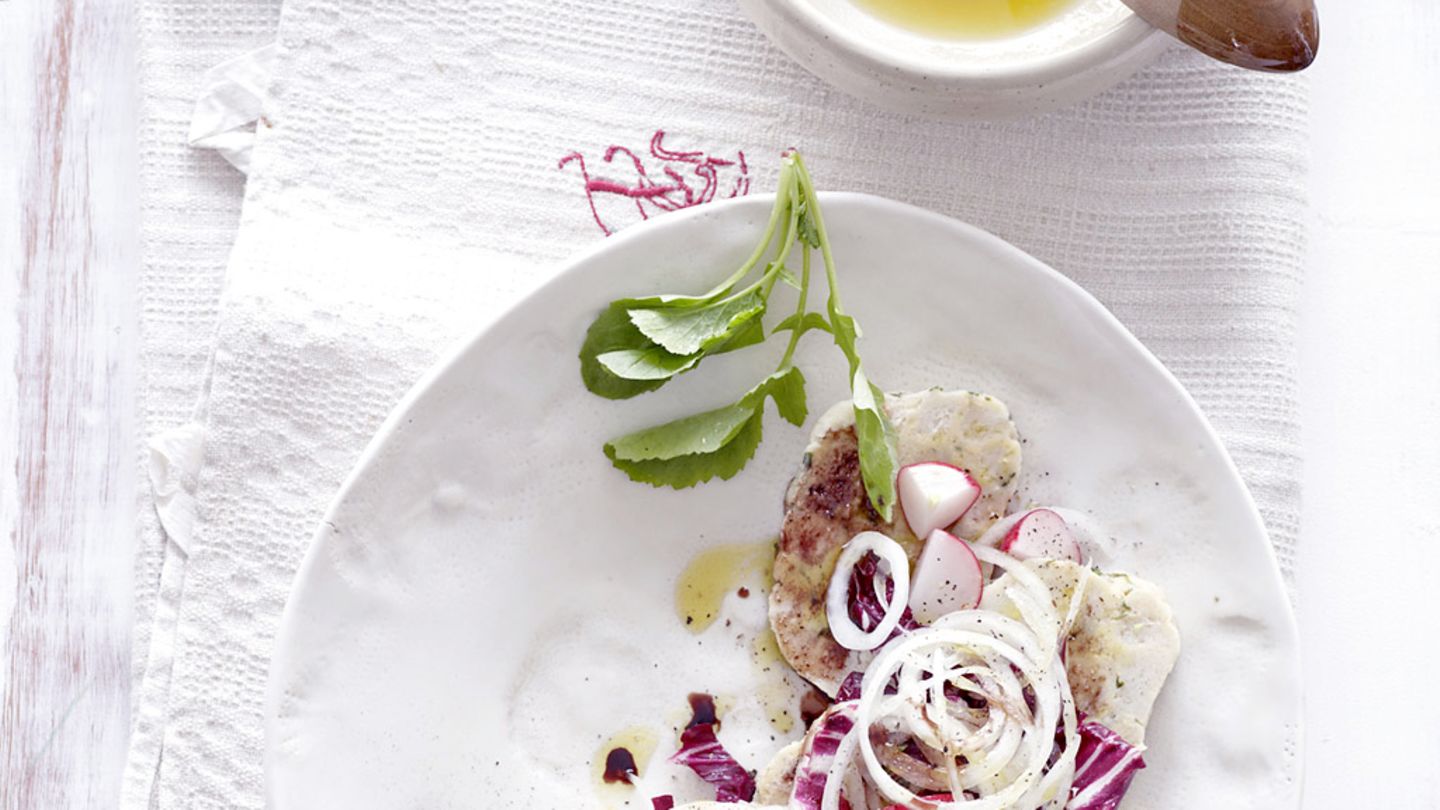 Semmelknödel-Salat mit Liebstöckel und Radieschen Rezept