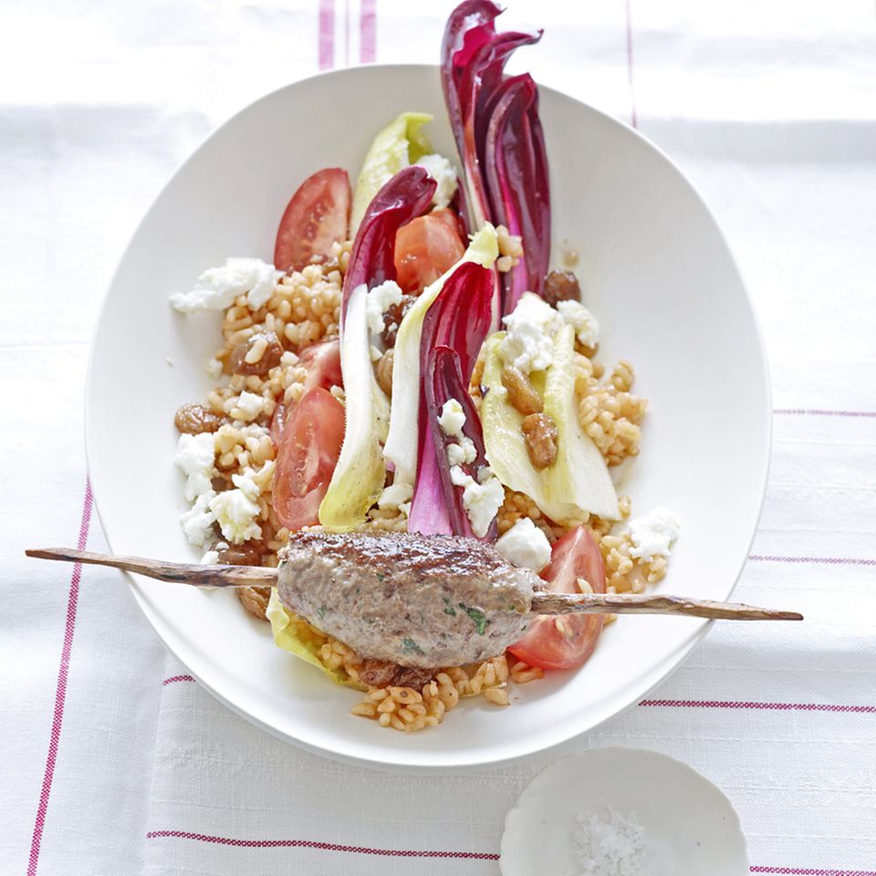 Bulgursalat mit Rinderhackspieß