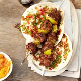 Lamm-Spieße auf Tortillafladen