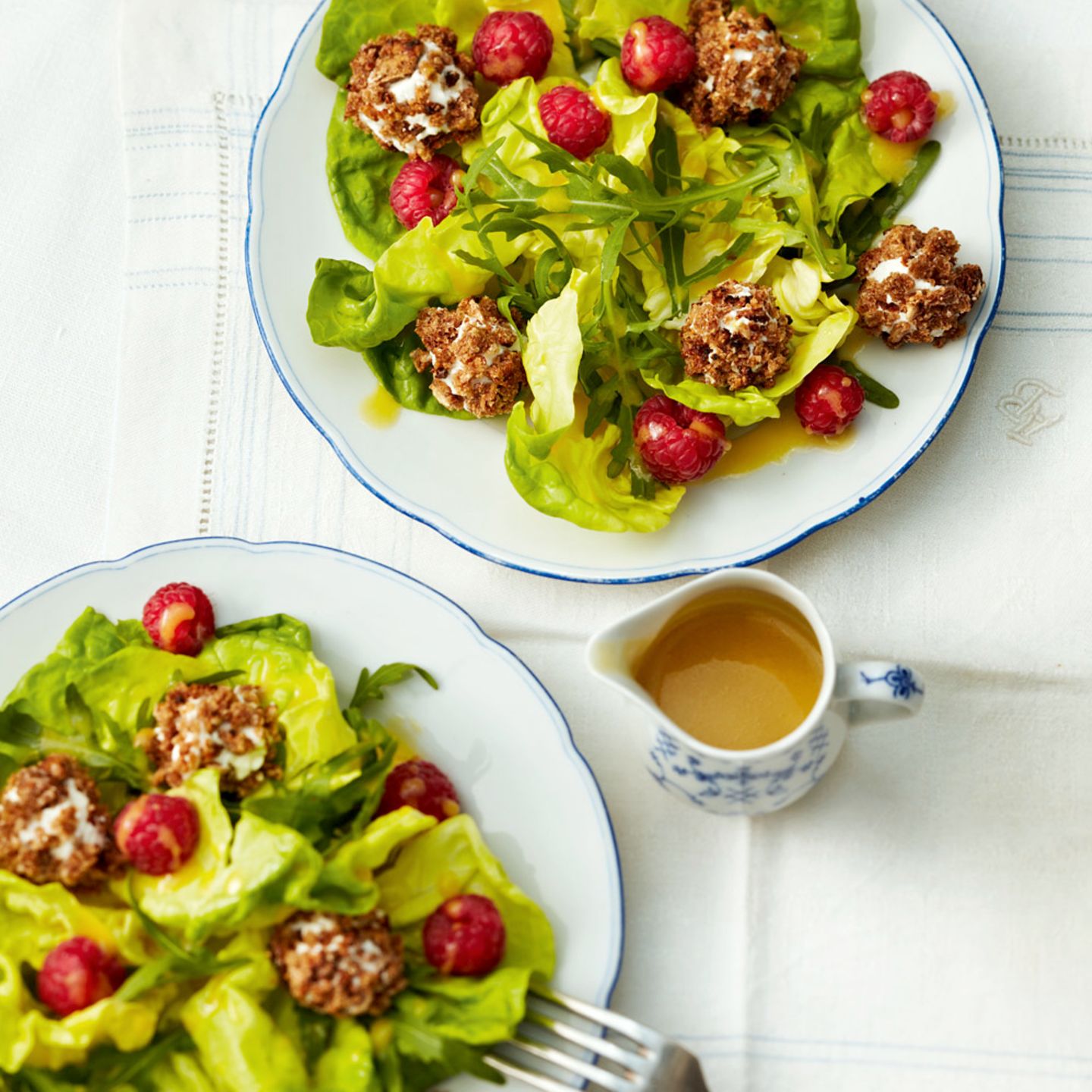Salat mit Ziegenkäsebällchen und Himbeeren