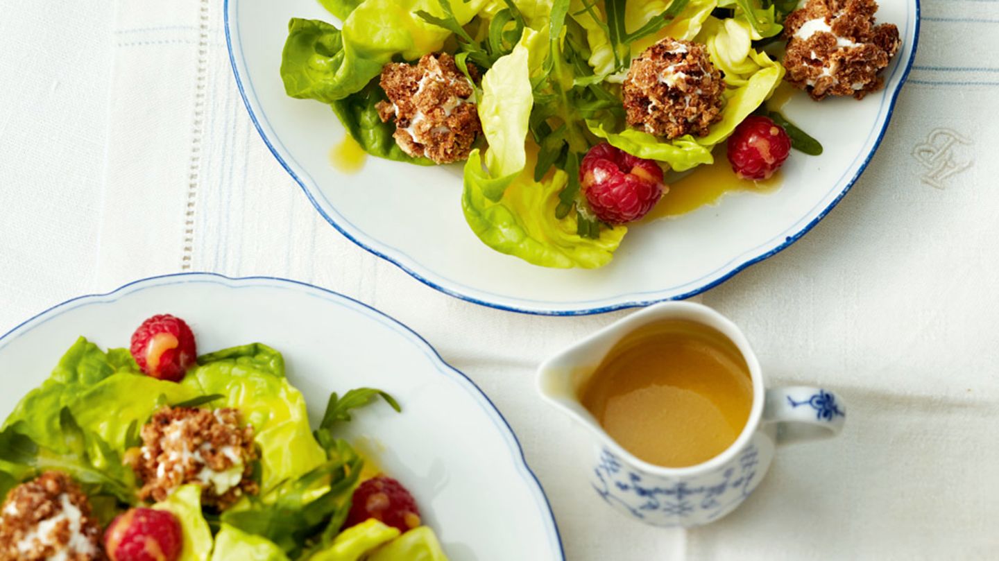 Salat mit Ziegenkäsebällchen und Himbeeren Rezept