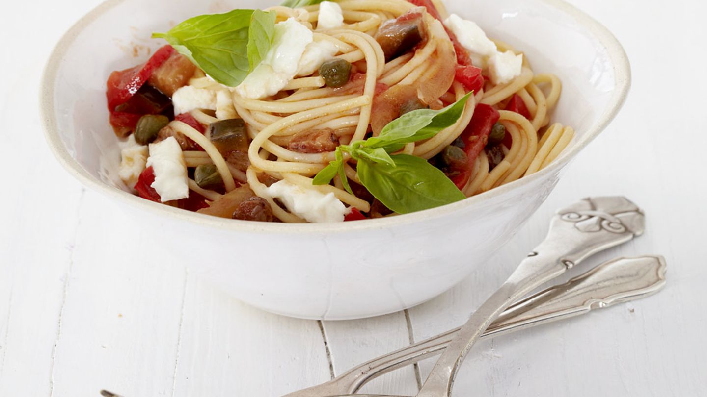 Caponata-Mozzarella-Spaghetti Rezept