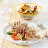 Gegrillte Lammkoteletts mit Gemüse
