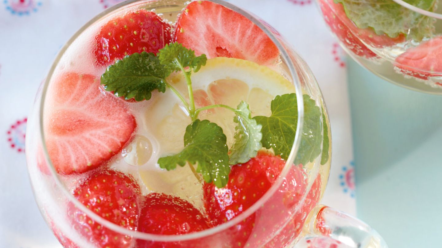 Spritzige Erdbeerbowle mit Sekt