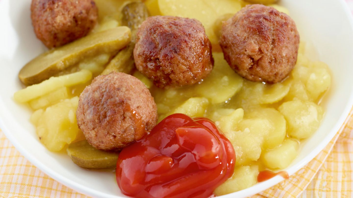 Kartoffelsalat mit Hackbällchen Rezept